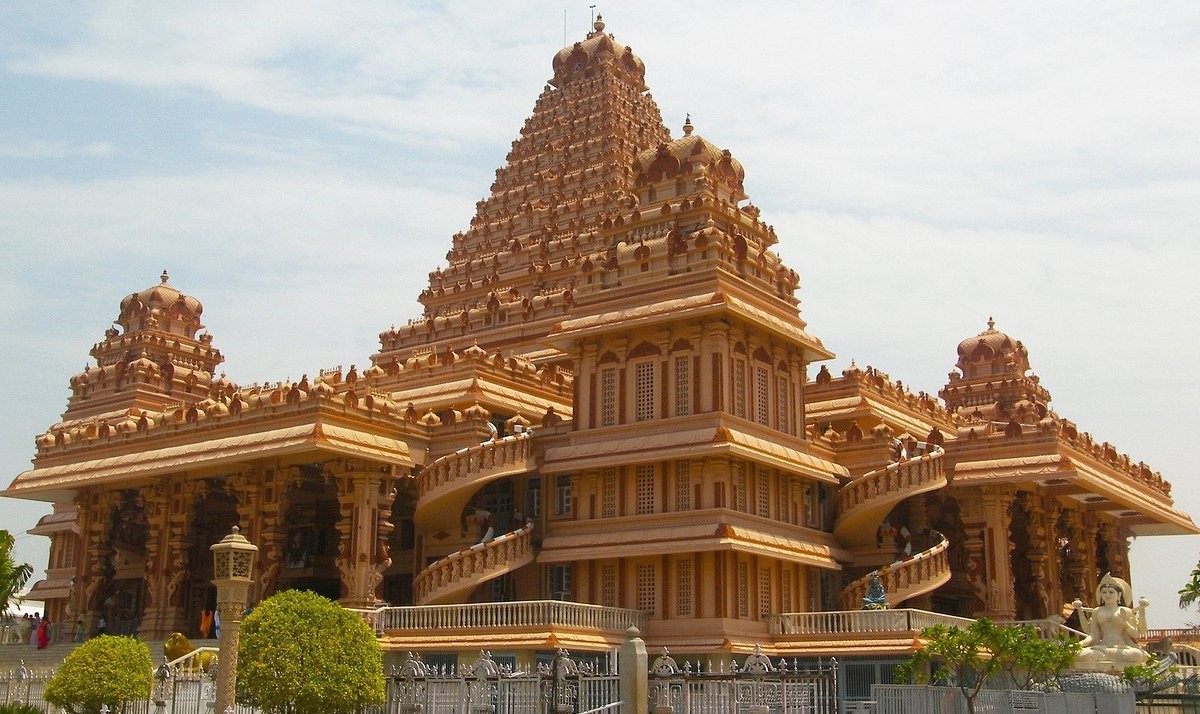 https://res.cloudinary.com/doetbfahk/image/upload/v1713458745/vedaz_templeBlogs/Temple%20Blogs%20images/Chhatarpur%20Mandir/chhatarpur-temple_ey5kxh.jpg