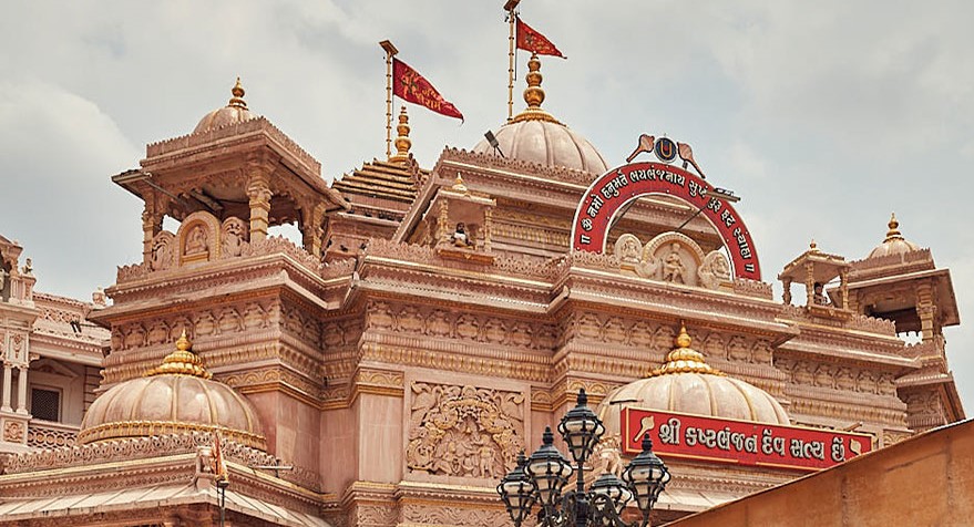 https://res.cloudinary.com/doetbfahk/image/upload/v1713522633/vedaz_templeBlogs/Temple%20Blogs%20images/Sarangpur%20Hanuman%20Mandir/Shree-Kashtabhanjan-Dev-Hanumanji-Mandir-Thumbnail_u7buuv.jpg