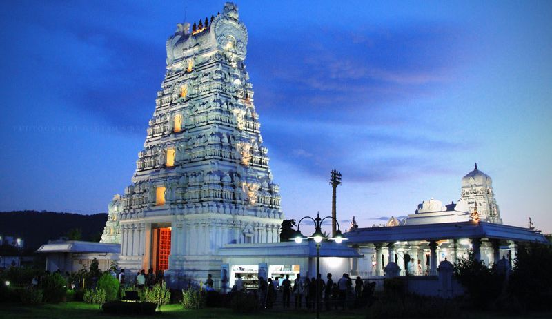 https://res.cloudinary.com/doetbfahk/image/upload/v1713525865/vedaz_templeBlogs/Temple%20Blogs%20images/Tirupati%20Balaji/tirupati-balaji-temple-1.jpg-1_s1v9sl.jpg