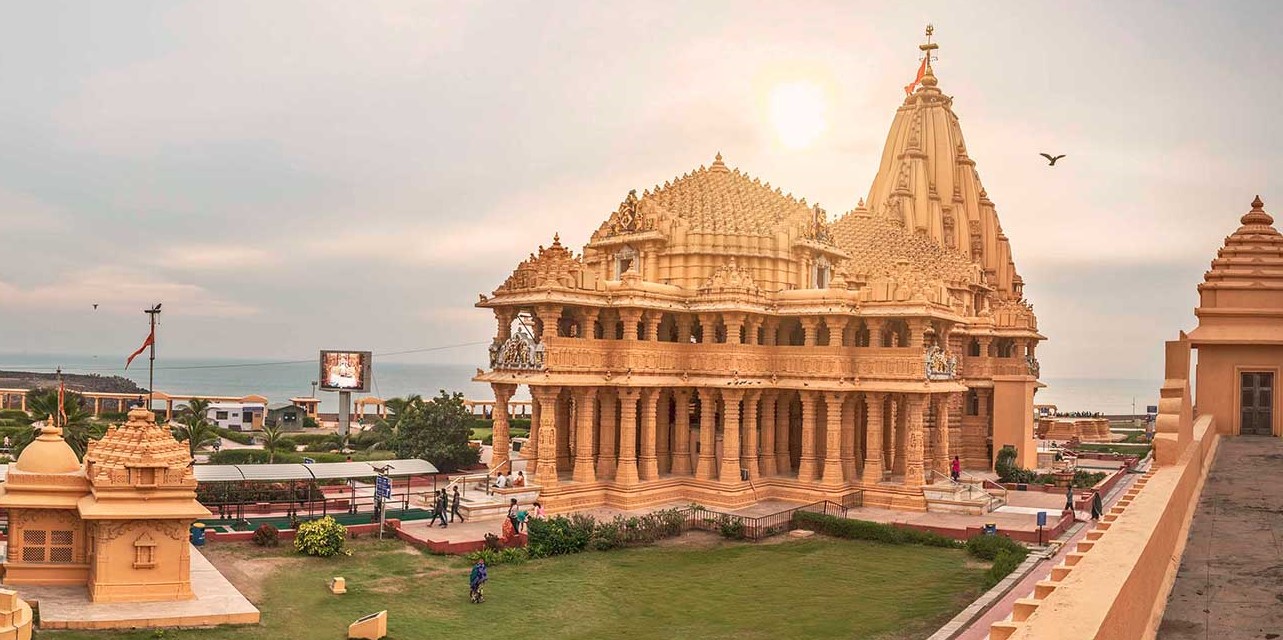 https://res.cloudinary.com/doetbfahk/image/upload/v1713533252/vedaz_templeBlogs/Temple%20Blogs%20images/Somnath%20Mandir/somnath-temple-banner_wwohjr.jpg