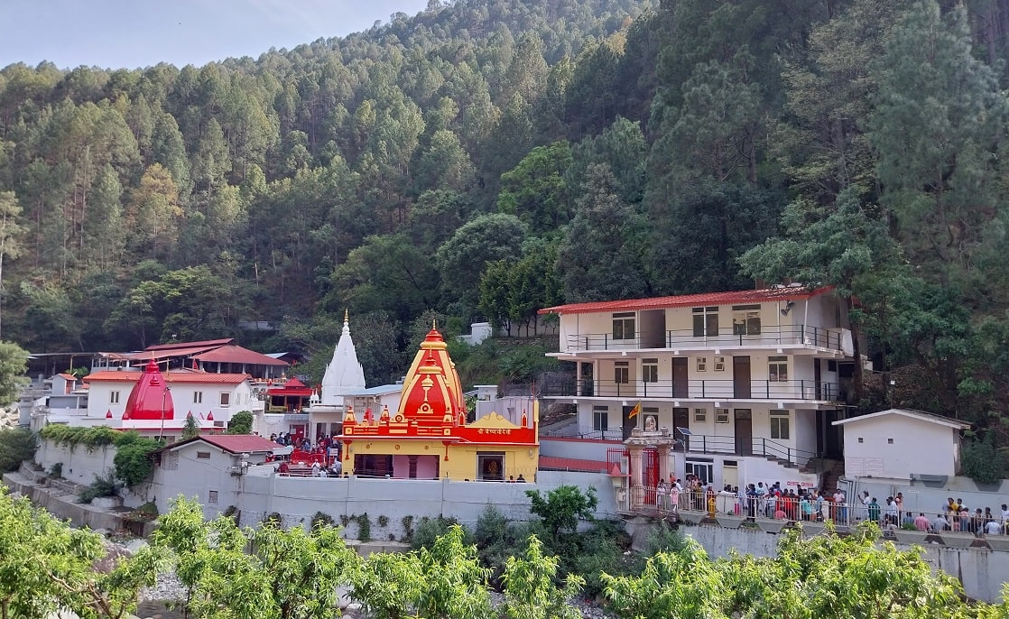 https://res.cloudinary.com/doetbfahk/image/upload/v1739903560/vedaz_templeBlogs/Temple%20Blogs%20images/Neem-Karoli-Ashram-Kainchi-Dham-min_w0r7fk.jpg
