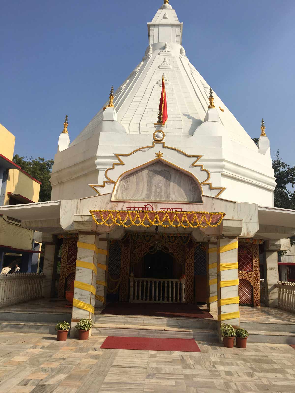 https://res.cloudinary.com/doetbfahk/image/upload/v1739903560/vedaz_templeBlogs/Temple%20Blogs%20images/neem-karauli-ashram_h5g2mb.jpg