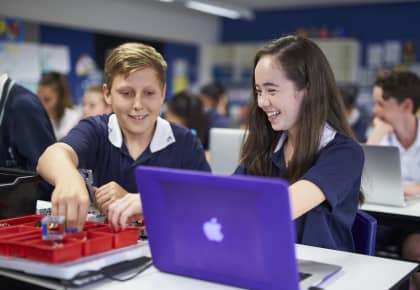 High School Senior Dating College première