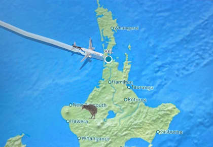 A map showing a plane flying into Auckland, New Zealand.