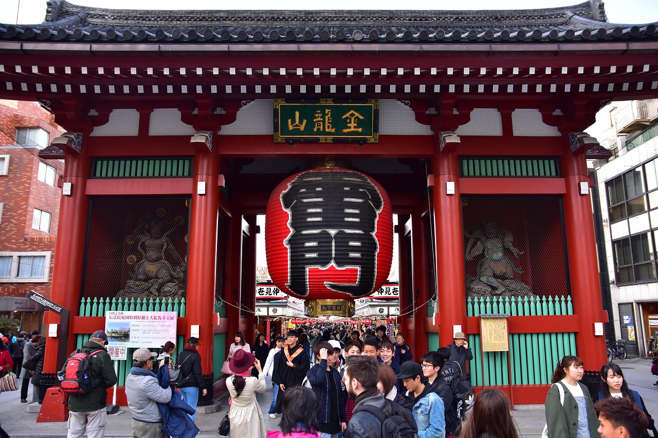 Panoramic view of Kaminarimon Gate