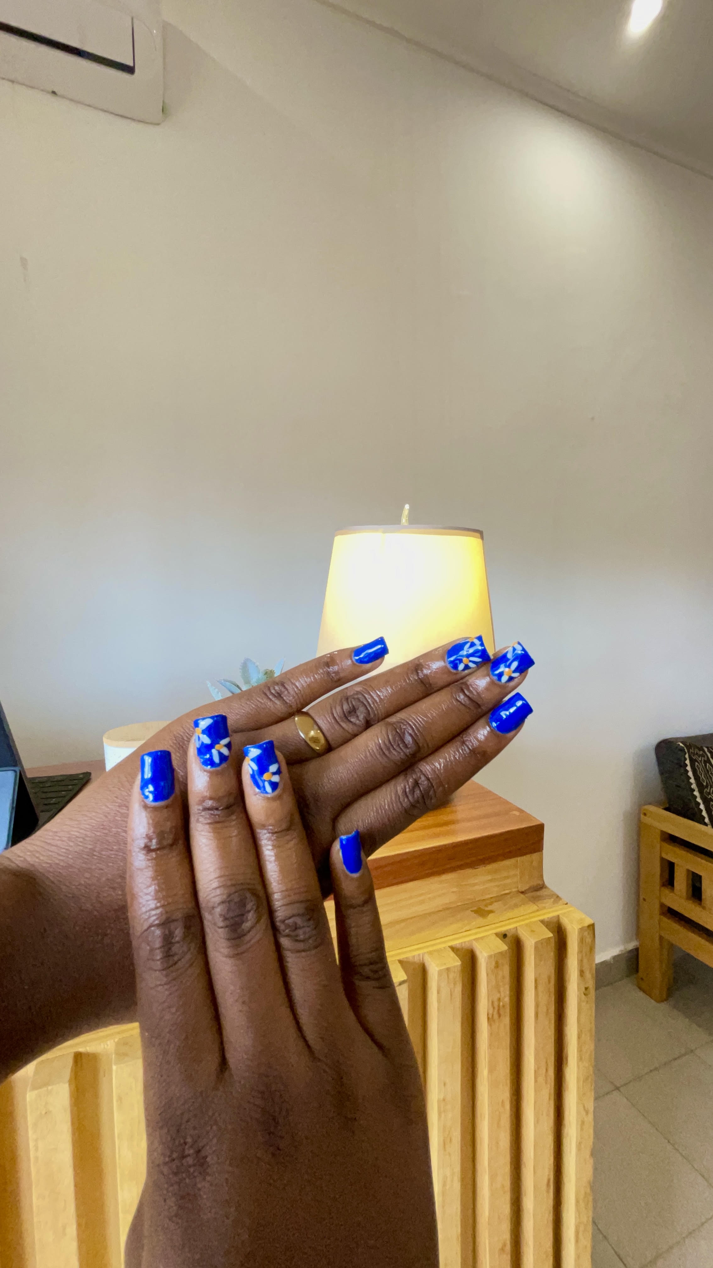 Manucure bleu royal aux motifs floraux