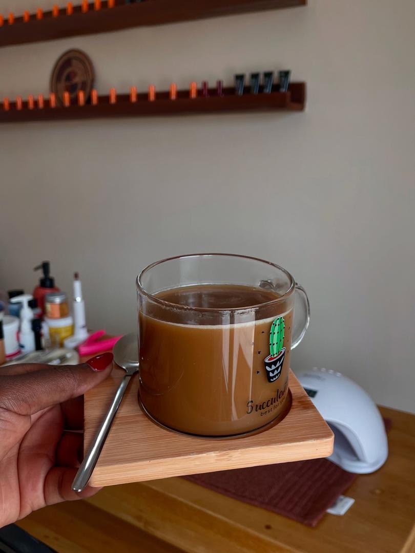 Pause café chaleureuse au salon de beauté