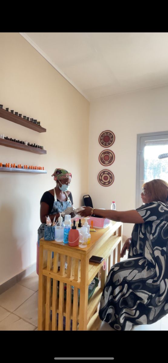 Prestation de soin des ongles sur mesure pour notre cliente