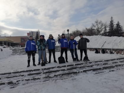 В Железнодорожном районе специализированные организации продолжают работы по уборке снега и наледи