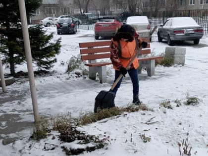 Очистка дорог в Барнауле продолжается