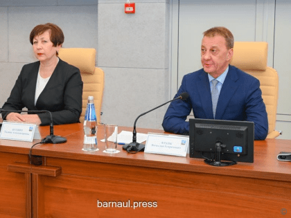 Барнаульских дорожников наградили в администрации города