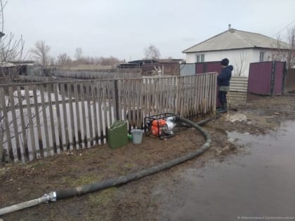 Люди против большой воды. Как в Бурлинском районе борются с паводком