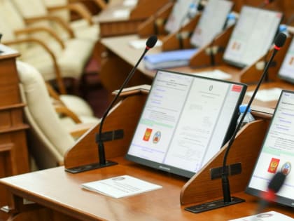 Семьи, бюджет, бесплатная земля: как прошла юбилейная сессия АКЗС