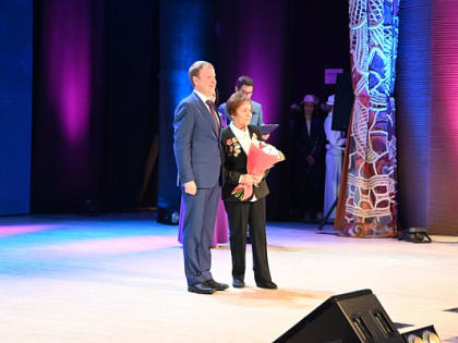 Выдающихся женщин края поздравили с предстоящим праздником губернатор и спикер парламента