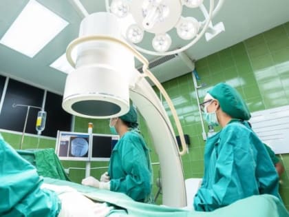 Жена главы Федерации еврейских общин России ослепла после подтяжки век