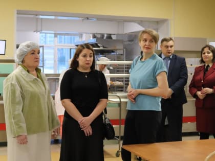 Марина Понкрашева приняла участие в общественном контроле горячего питания в  школе №133