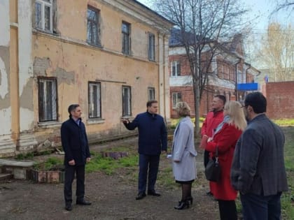 Глава алтайского Минздрава осмотрел площадку под новую поликлинику