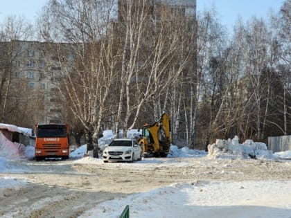 Продолжается очистка дворовых территорий и крыш многоквартирных домов от снега