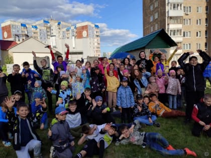 Общественники поздравили с праздником ребят из микрорайонов Балтийский и Лазурный