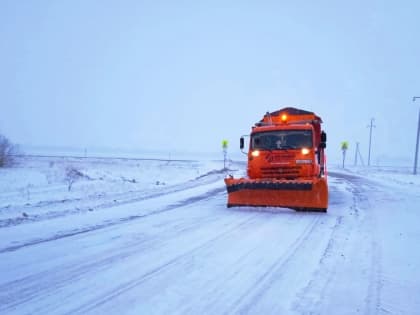 Более 400 единиц дорожной техники работало на трассах Алтайского края в непогоду