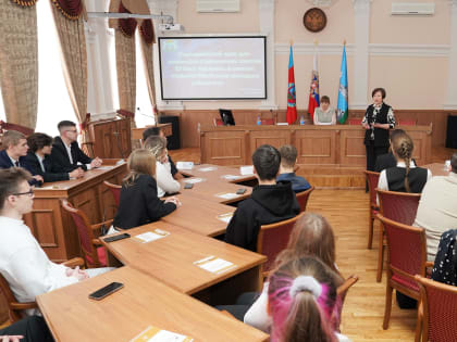 В Барнауле прошел парламентский урок для молодежи, посвященный месячнику молодого избирателя