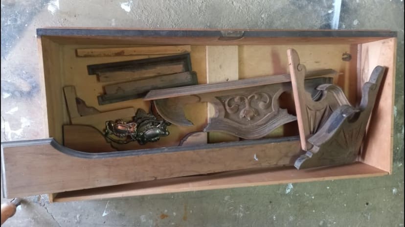 Top view of disassembled mirror frame