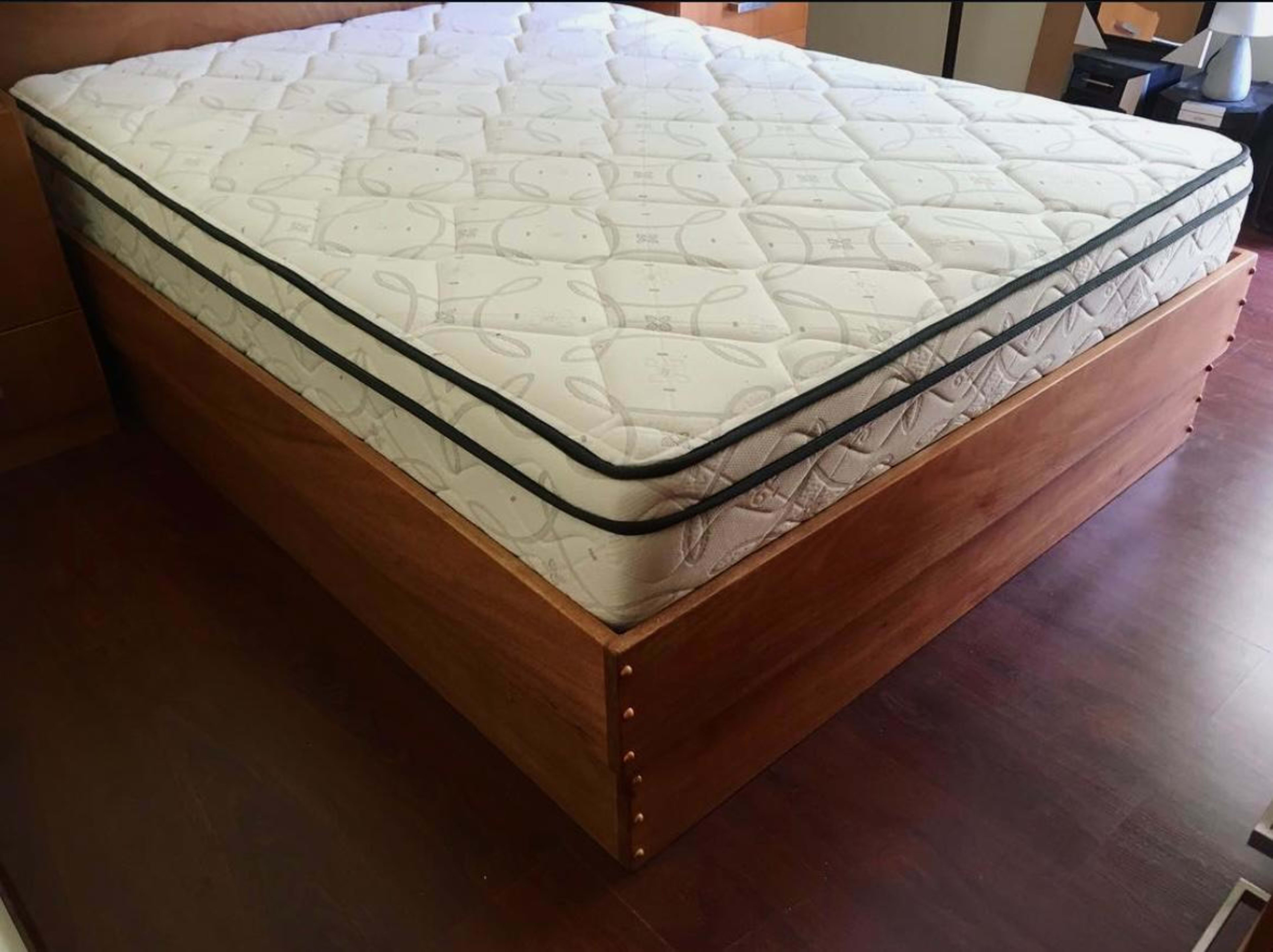 Cama con cajones a medida, trabajo de Todo Muebles Uy