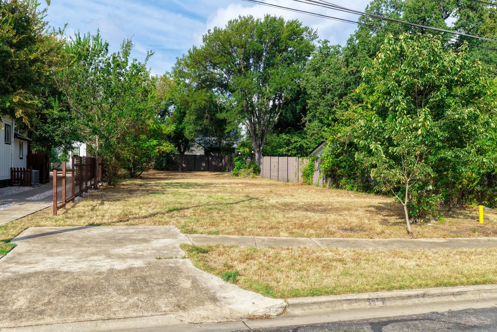 1172 Angelina St — photo 8
