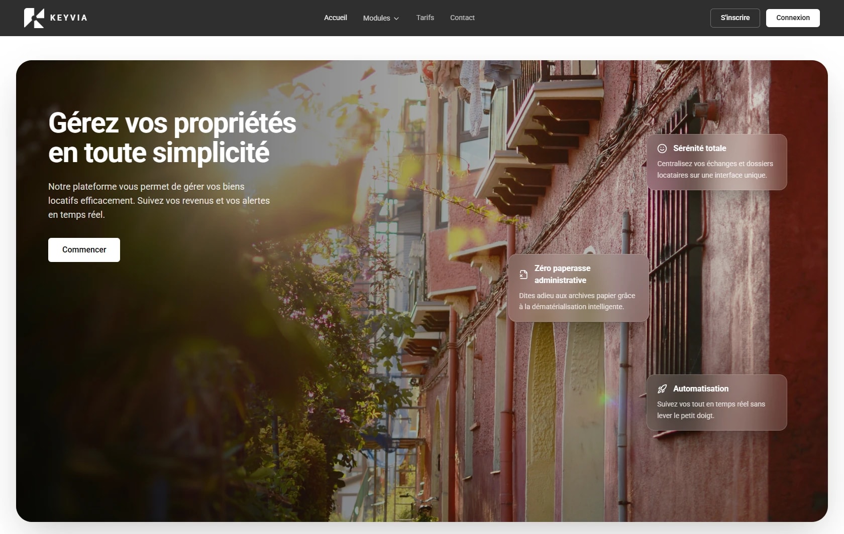 Page d’accueil de Keyvia : « Gérez vos propriétés en toute simplicité », sur la photo d’une rue d’immeubles