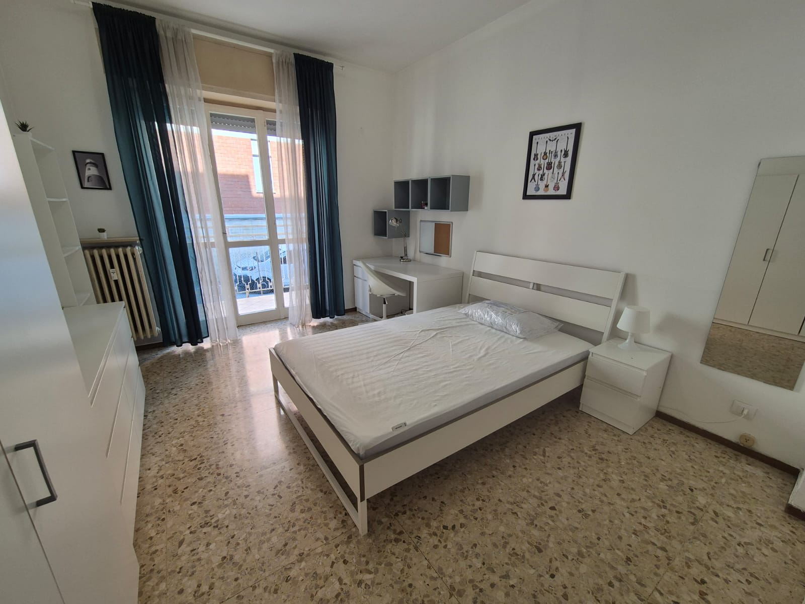 Stanza 3.2 — Singola con letto grande e balcone privato