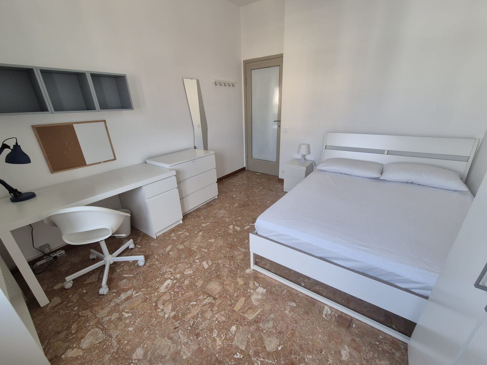 Stanza 7.4 — Singola con letto grande
