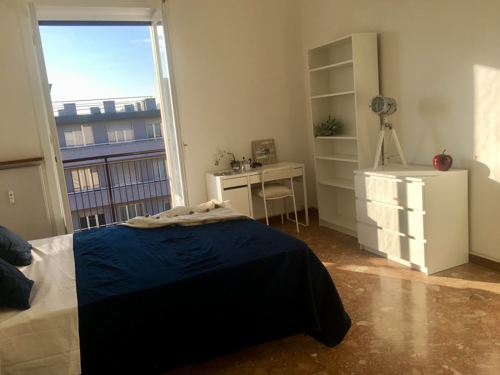 Stanza 7.2 — Singola con letto grande e balcone privato