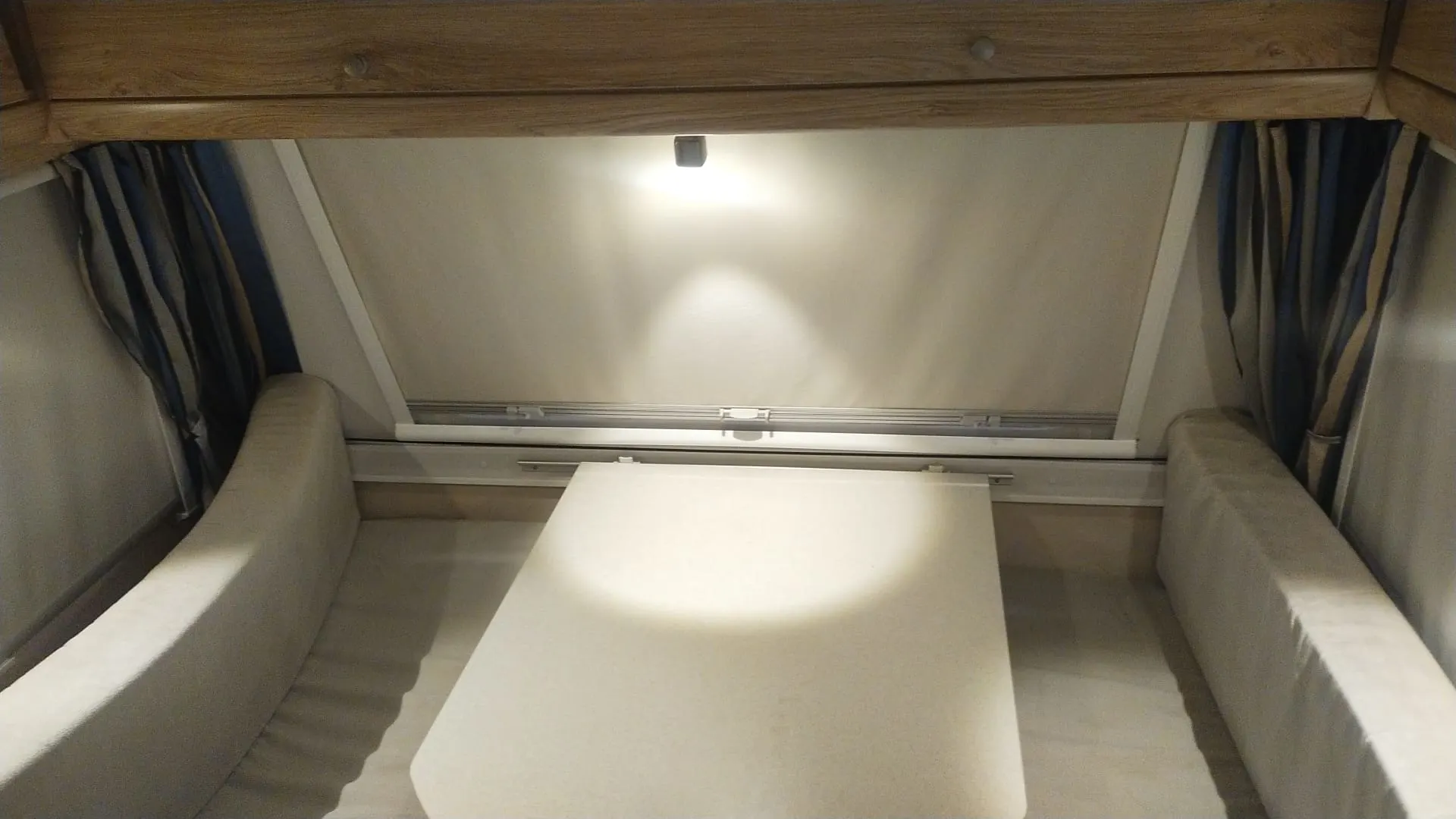 Alquiler de caravana instalada en el camping (Bambina N126NT). Ideal para parejas.