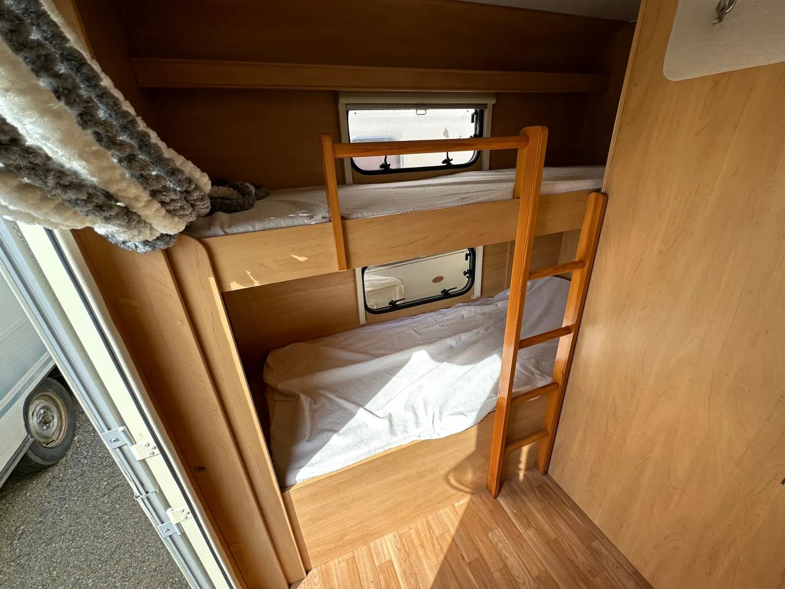 SUN ROLLER CREMA-Alquiler de Caravanas fijas en Camping de Tarragona 4 plazas
