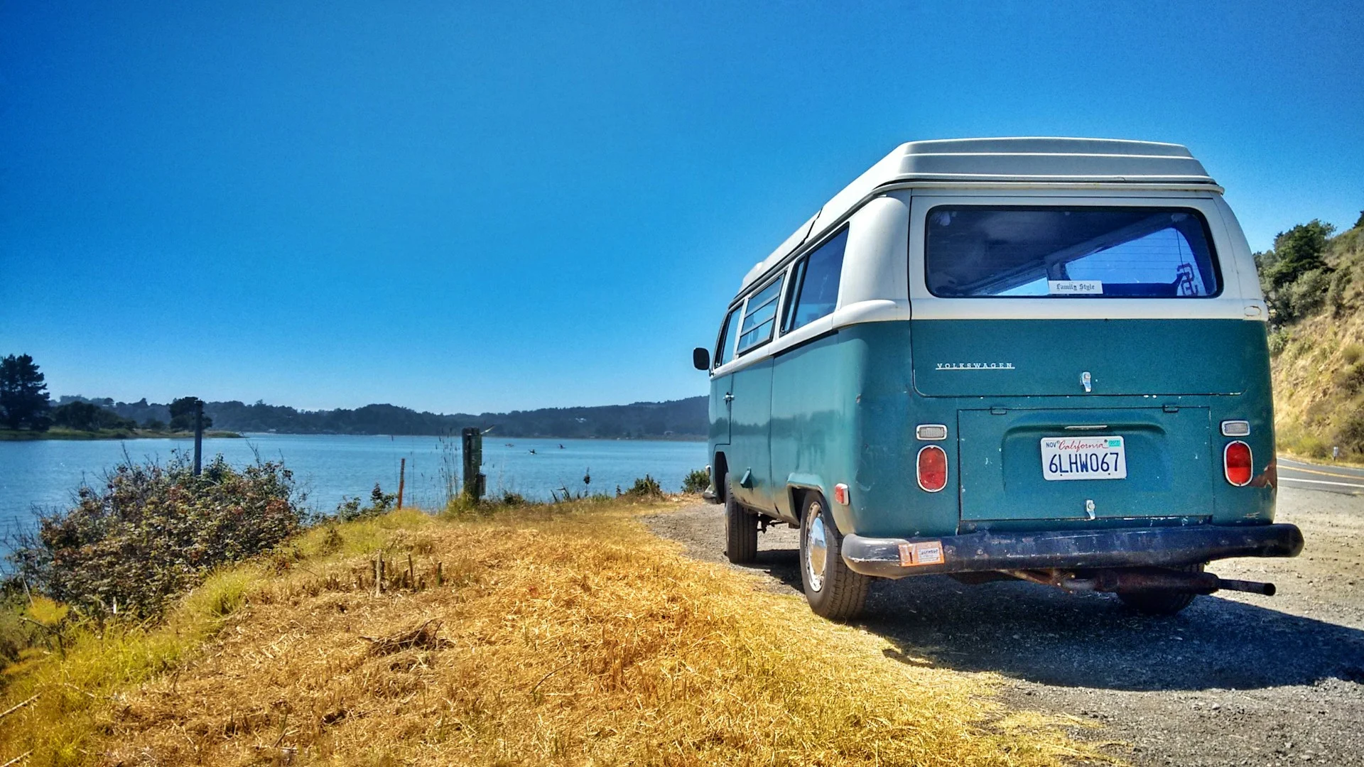 Furgoneta Camper con un lago de fondo