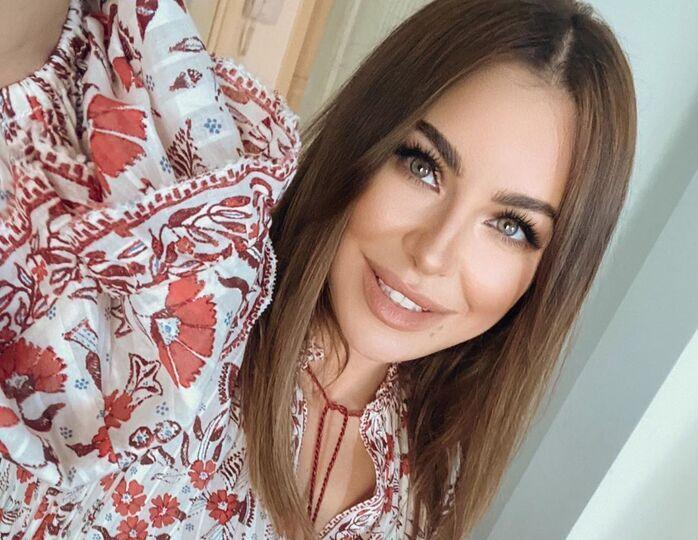 «Современная Золушка»: Ани Лорак подчеркнула пышный бюст корсетным платьем небесного цвета