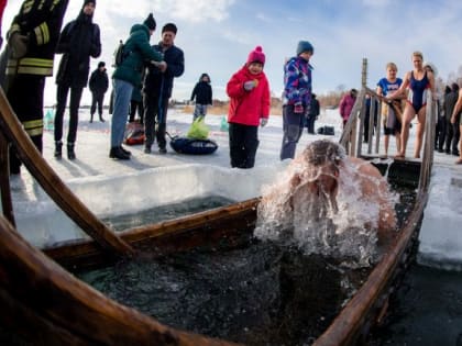 Челябинские врачи призывают не окунать детей в крещенскую прорубь