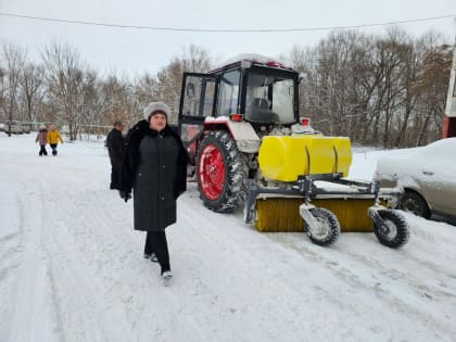 В Тракторозаводском районе продолжается работа по расчистке территории после снегопадов