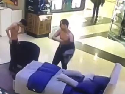 В Магнитогорске двое парней разделись в торговом центре