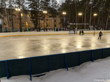 На стадионе «Труд» для жителей Озерского городского округа полным ходом идет подготовка большого катка