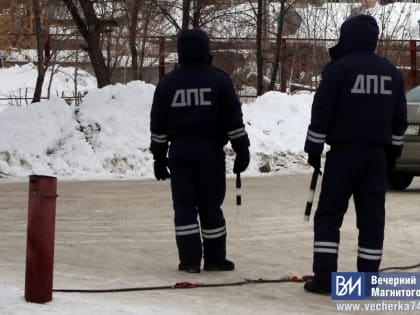 В Магнитогорске в ночном ДТП неизвестный автомобиль въехал в припаркованный