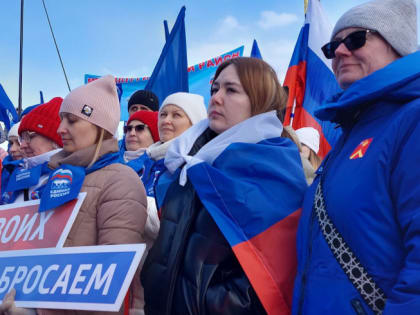 Песни и согревающие танцы: более 1,5 тысяч человек вышли на митинг-концерт в Челябинске