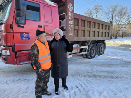 В Тракторозаводском районе продолжается уборка снега