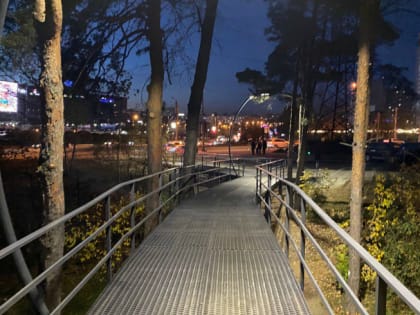 В Челябинске завершилось строительство нового пешеходного мостика