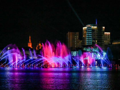 В Челябинске открыт умный плавающий фонтан