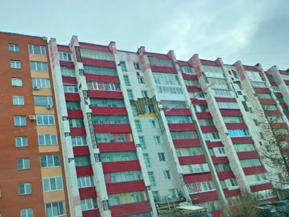 У дома в Заозёрном ремонтируют фасад