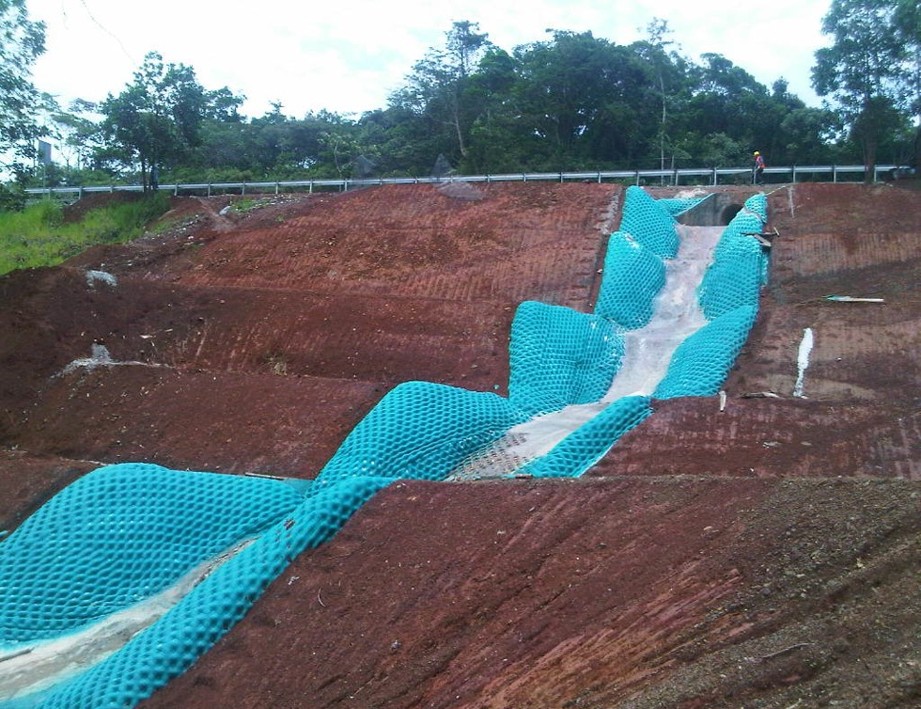 Canales de drenaje en el Km 37 de Autopista Madden-Colón