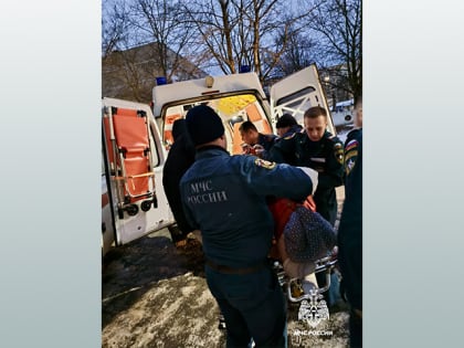 Спасатели МЧС помогли доставить больного в Удомле