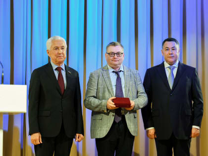 Губернатор Игорь Руденя в преддверии Дня медицинского работника вручил награды лучшим сотрудникам отрасли