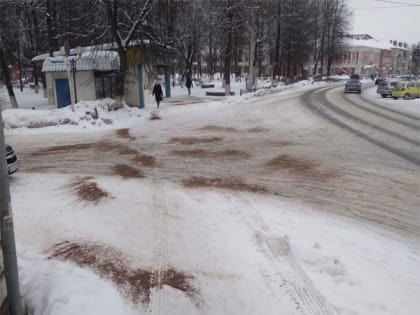 Работы по обработке дорог  песко-соляной смесью